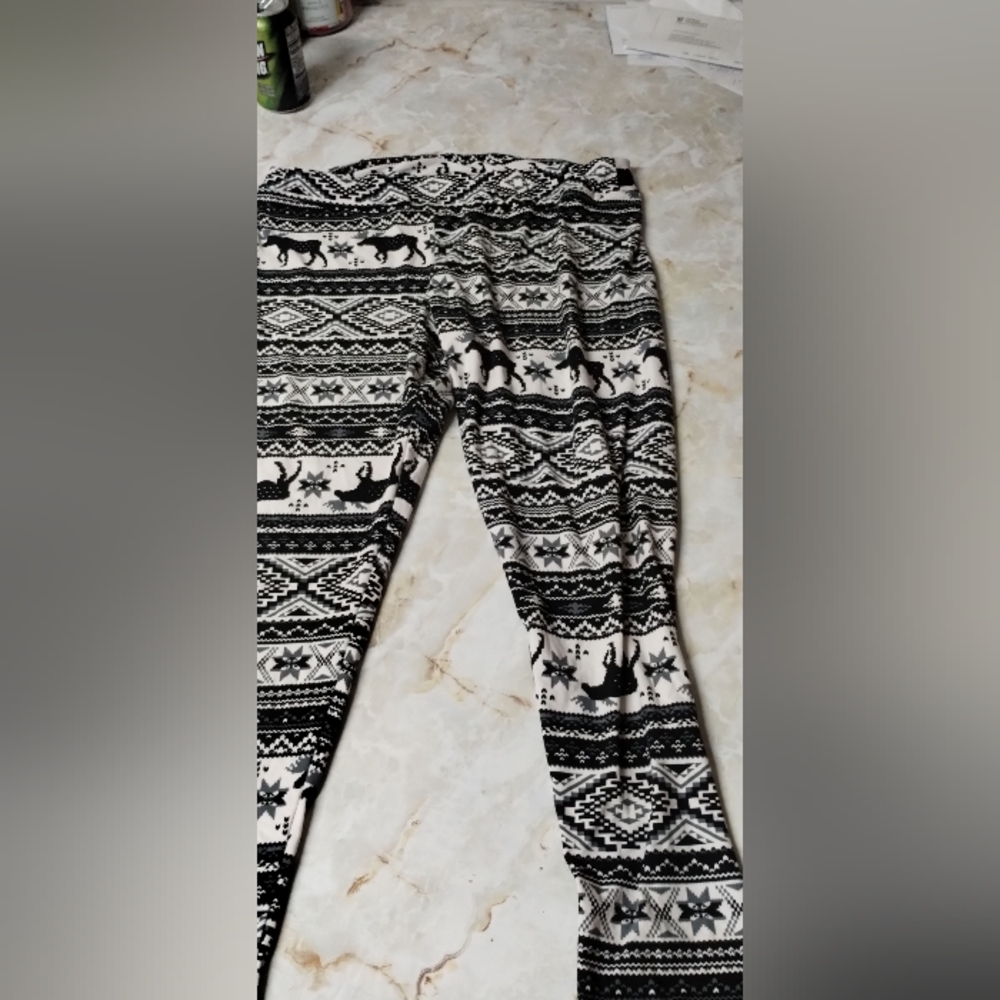 Black and white Christmas leggings